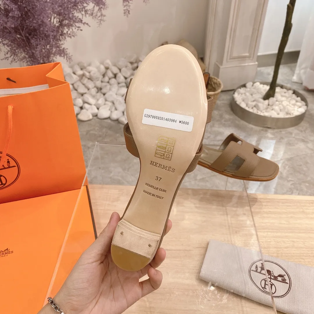 👟👟Ex-factory price 300👟👟 Genuine leather sole +40 🦄Hermès "Palm Print" has added new color sandals, "Year-round shipment" with three-dimensional concave and convex feeling on the classic "H" upper... It is a must-have item in your wardrobe, and it is magically versatile in this summer! This model fully demonstrates the classic Hermès style "palm print". Classic calfskin material ~ imported sheepskin. Lining 🐎Size: 34~42. Heel height ② type: low heel 1.5cm. Medium heel 4.5cm. Genuine leather sole +40 rubber sole.